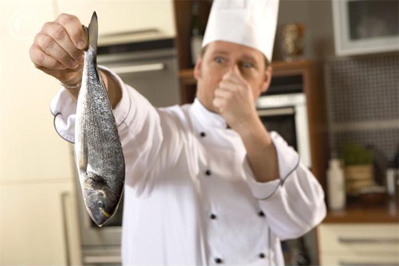 از بین بردن بوی ماهی در خانه